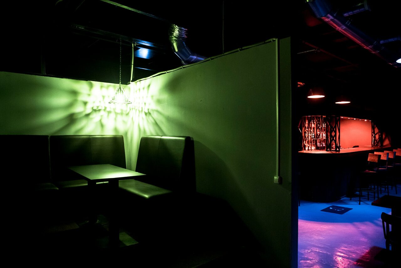 Арендовать RED PUB Пространство клуба со сценой