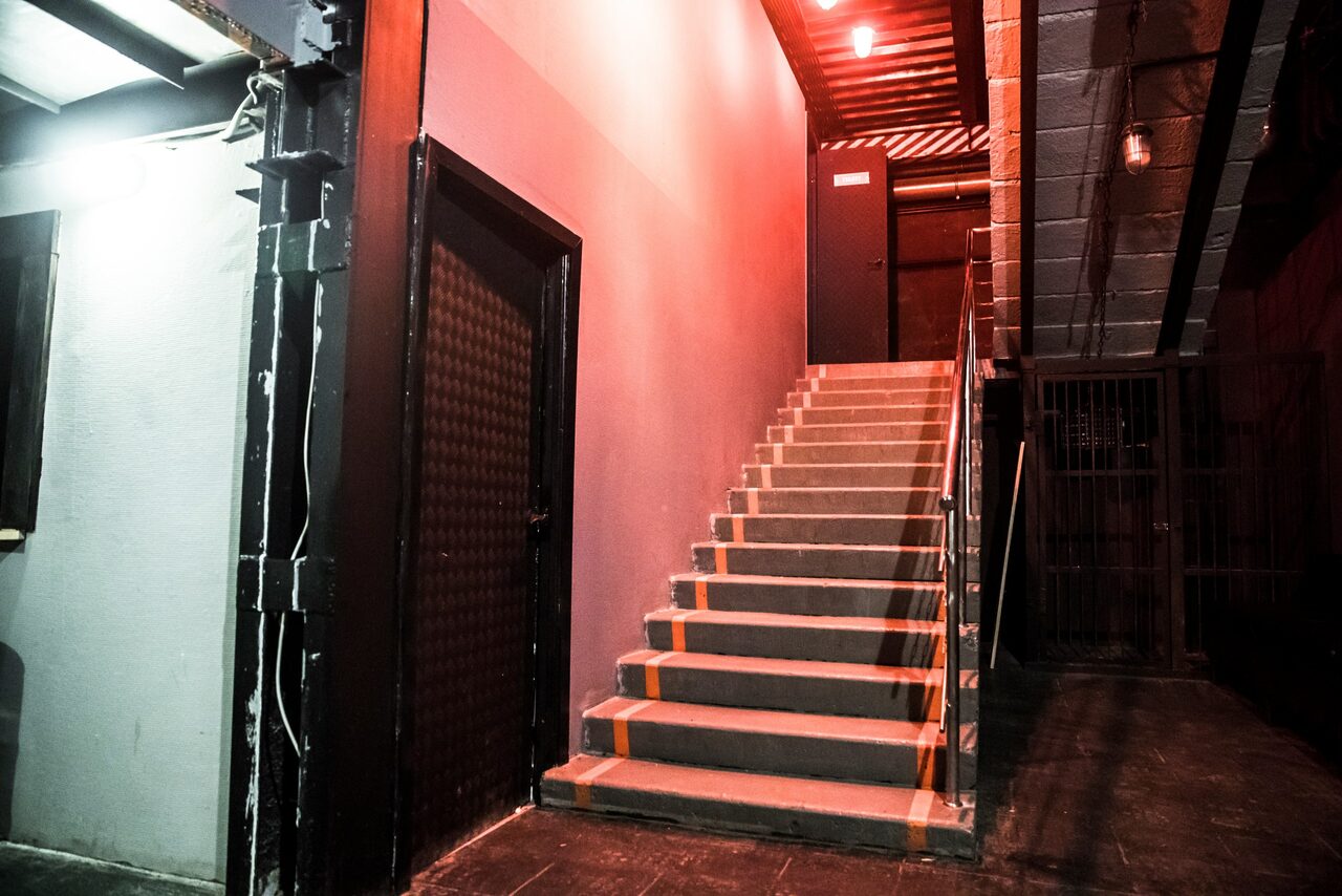 Арендовать RED PUB Пространство клуба со сценой