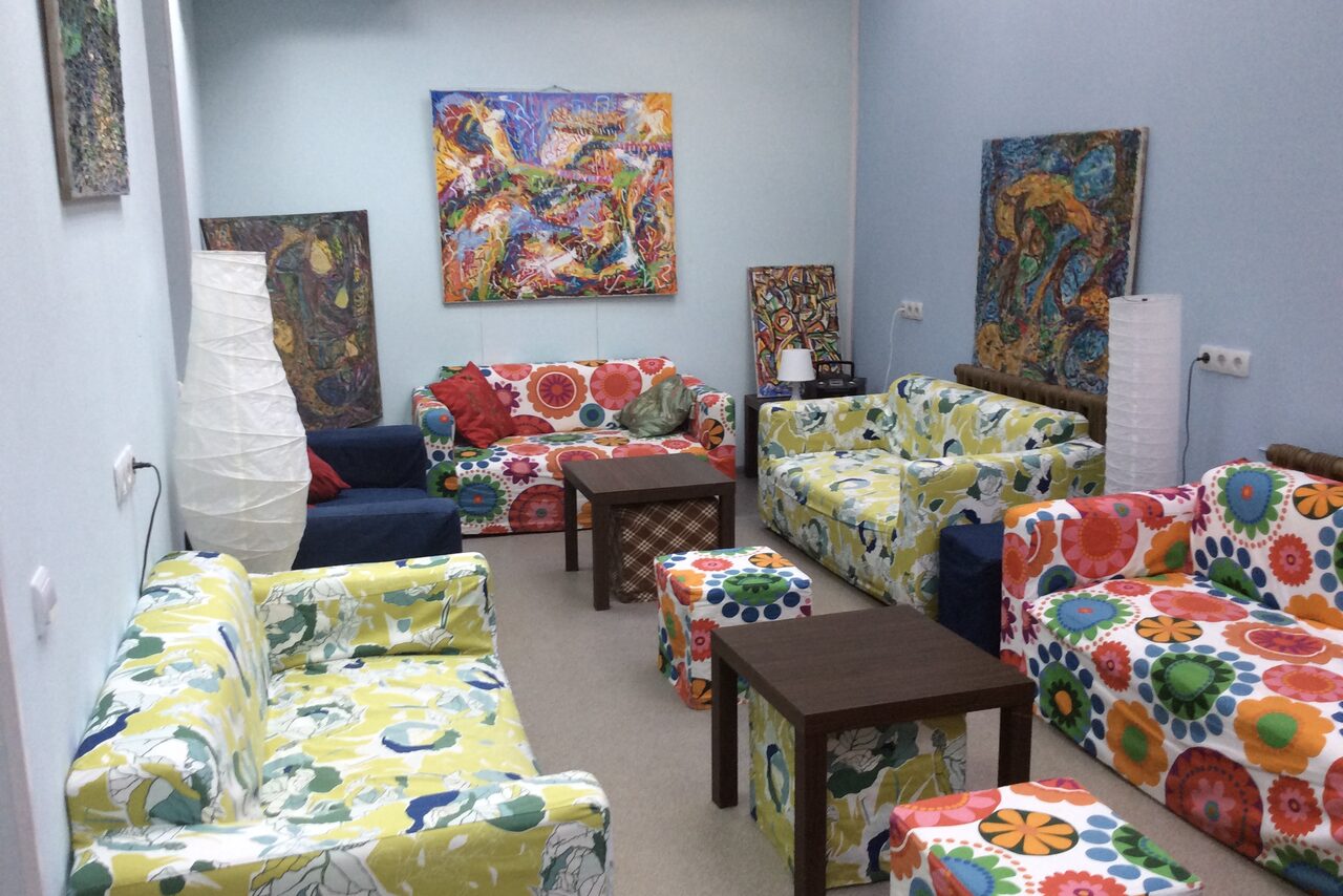 Арендовать Luckyspace Диванный зал с окнами в потолке