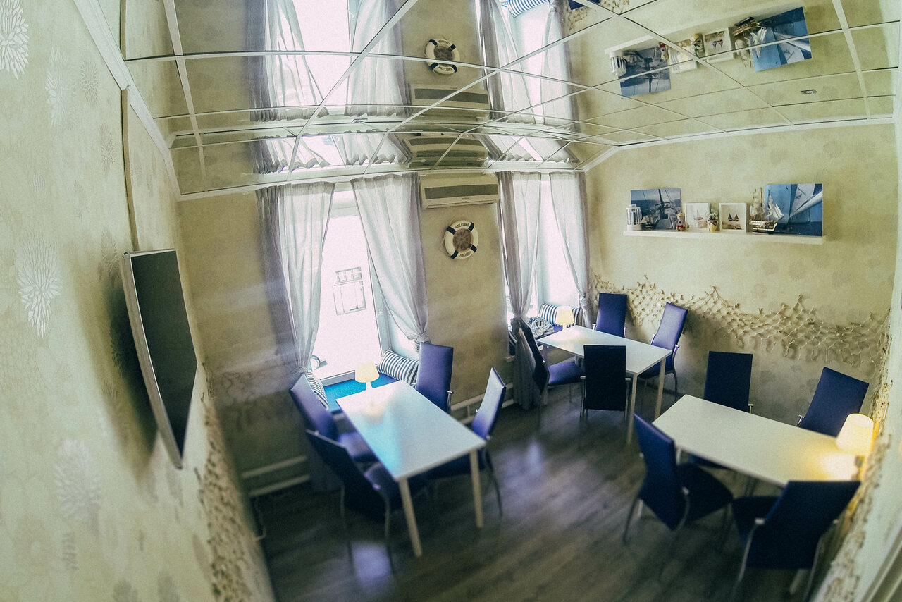 Арендовать Антикафе Нулевой километр Тренинг-зал с зеркальным потолком