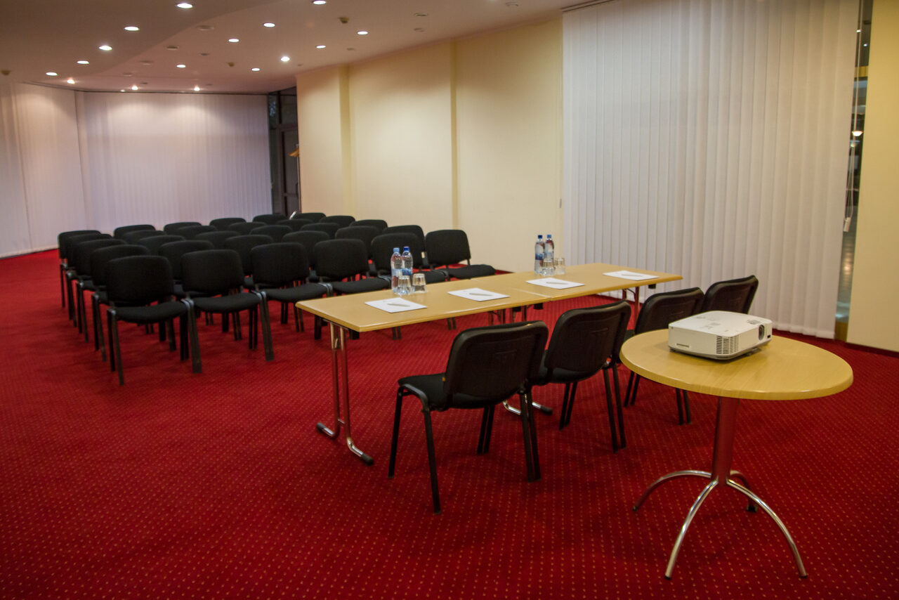 Арендовать Premier Hotel Dnister 