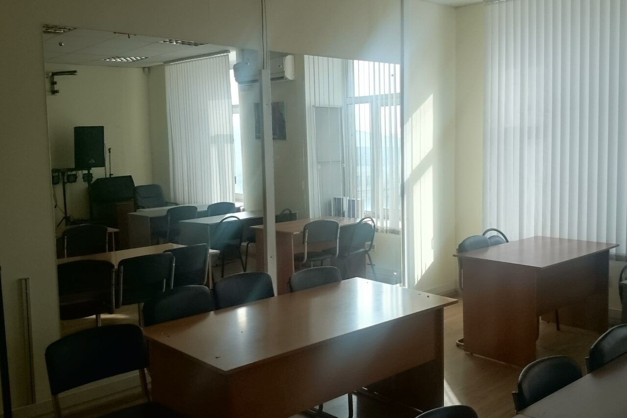 Арендовать Хорошо оборудованный класс