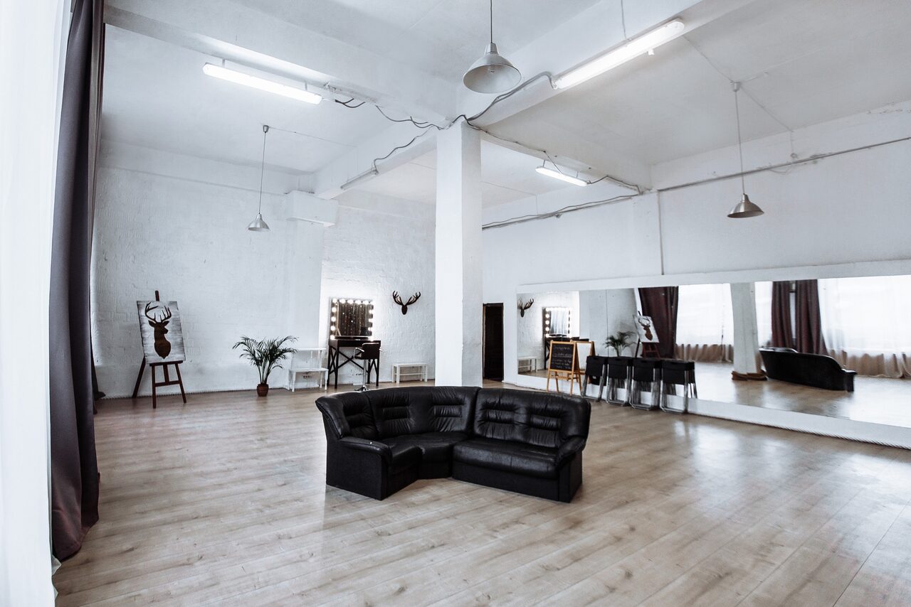 Арендовать Просторный зал с раздевалкой