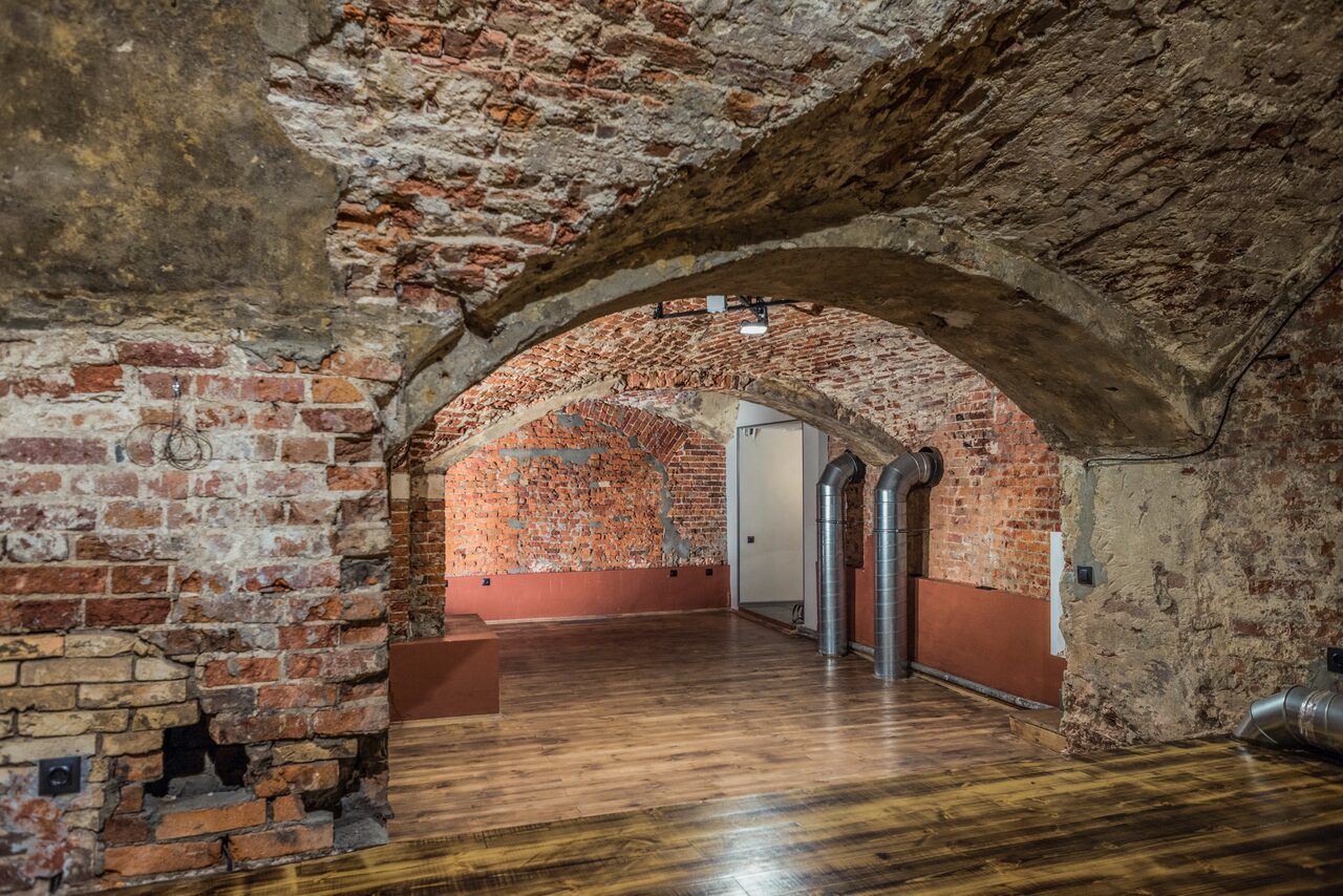 Арендовать Культурный центр Хитровка Лофт в красном кирпиче со сводами