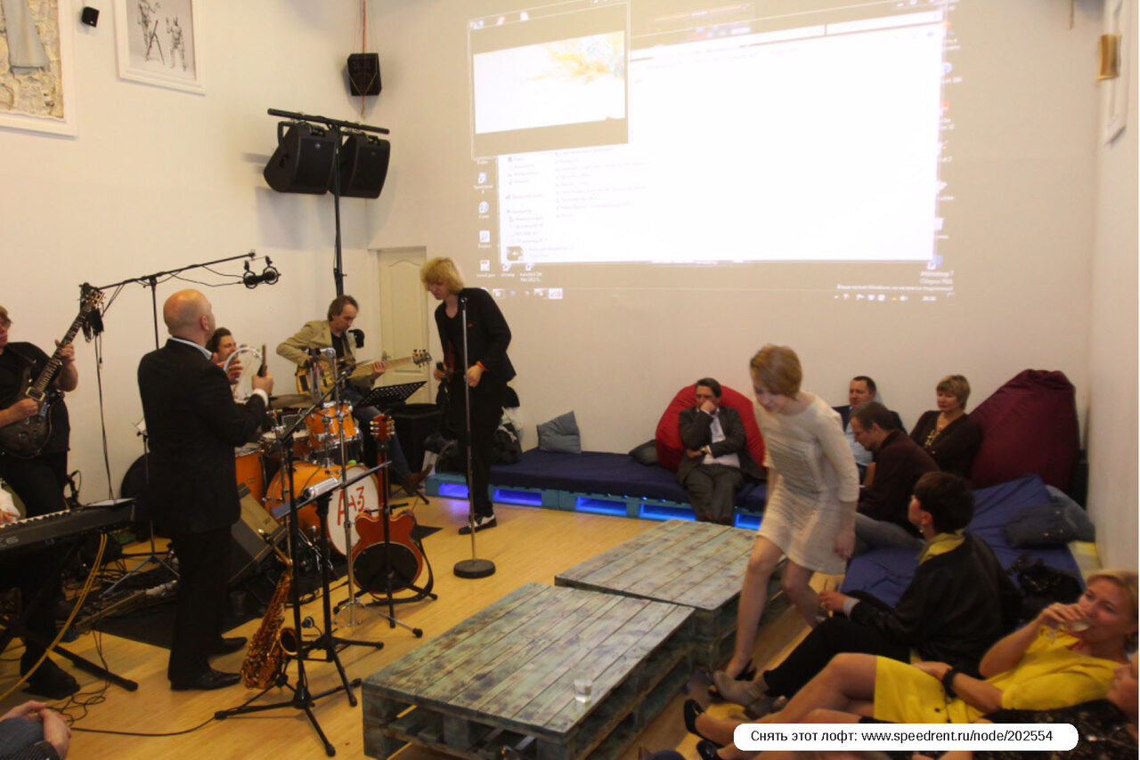 Арендовать Джинсовый лофт с диванчиками