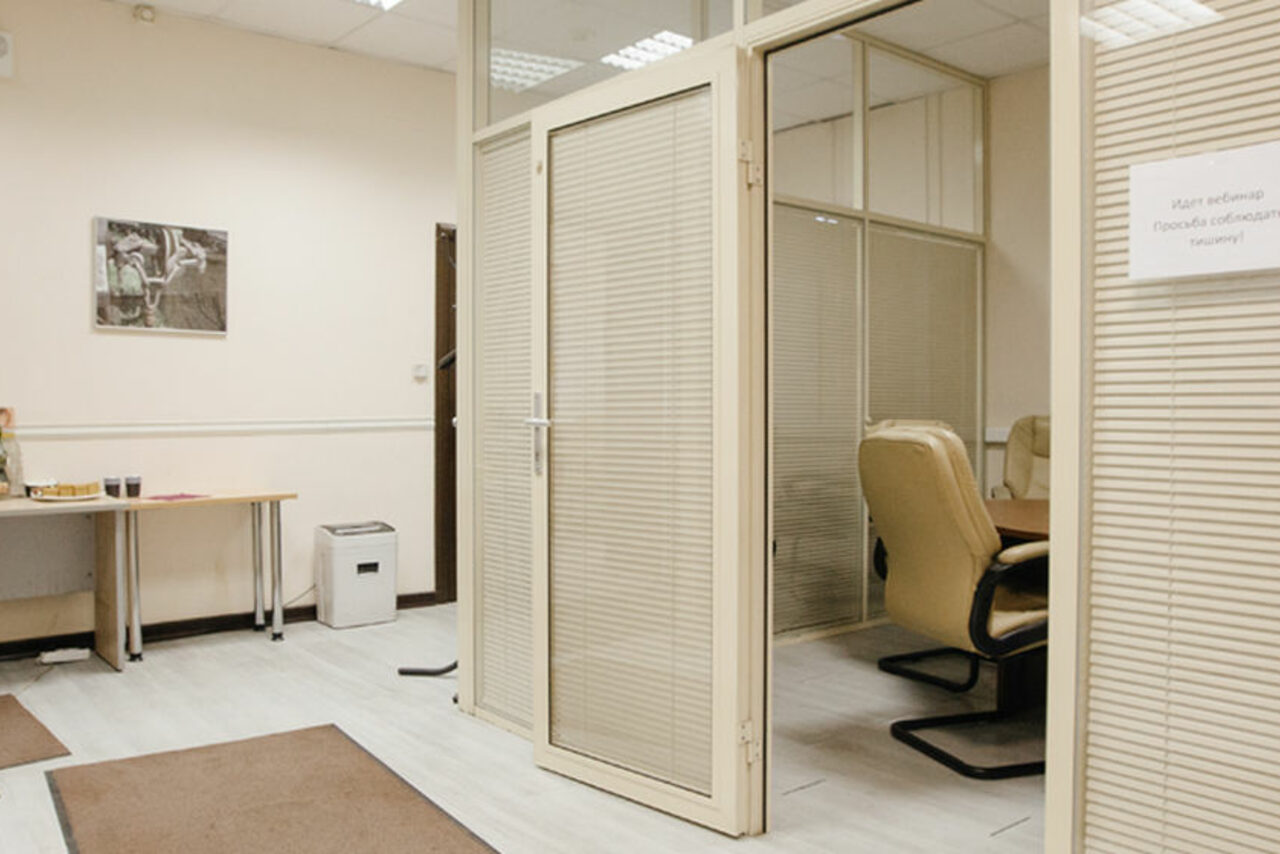 Арендовать Переговорная с кожаными креслами