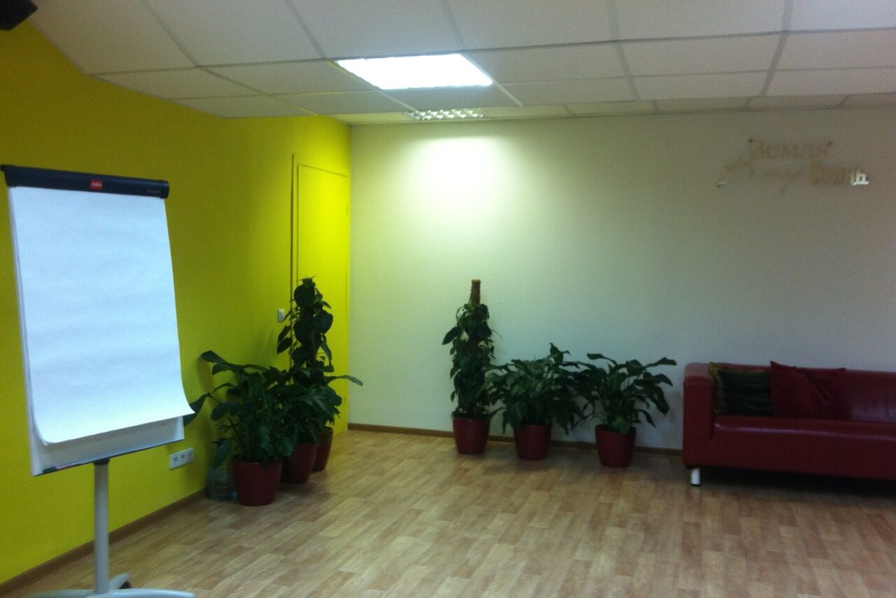 Арендовать Отличный, новый зал для семинаров, тренингов, лекций и мероп