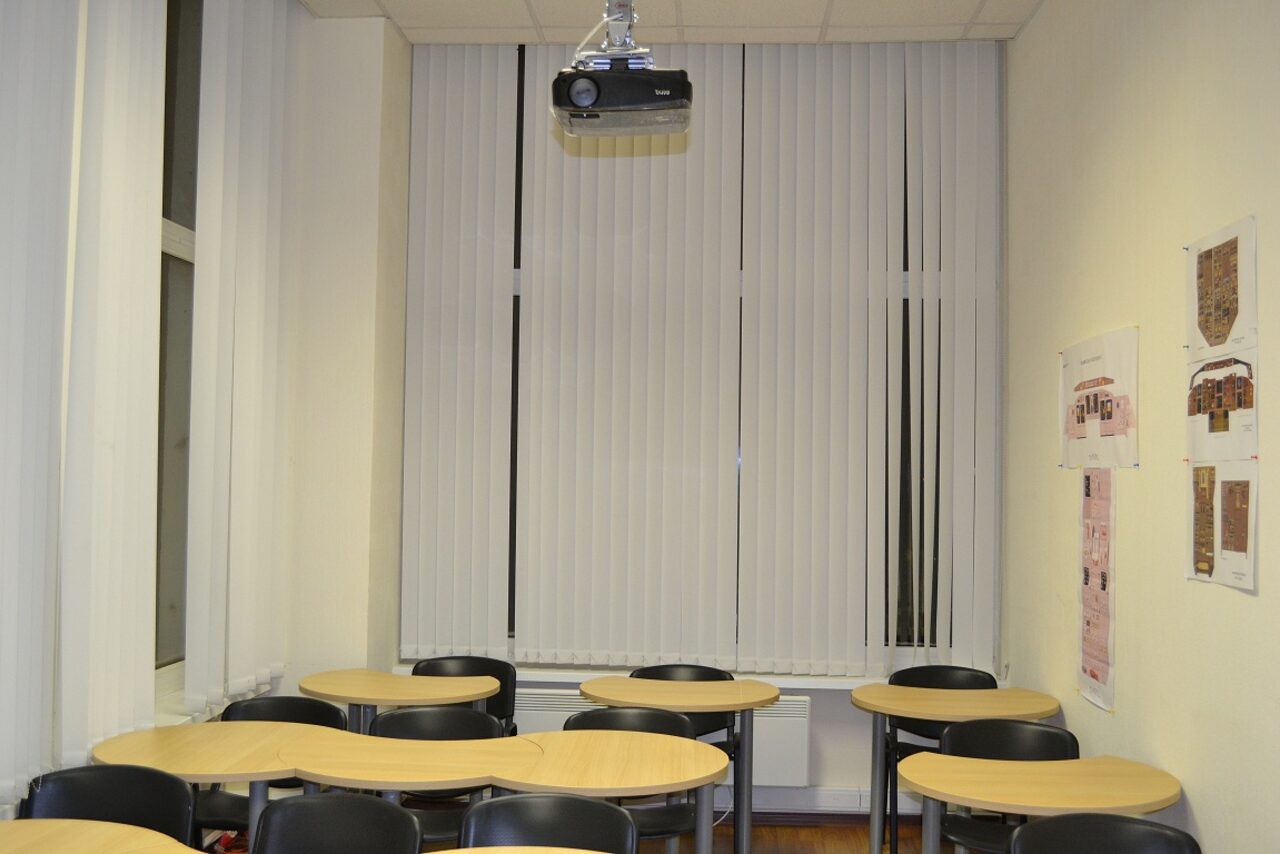 Арендовать Учебный центр Авиатор Класс с партами и проектором