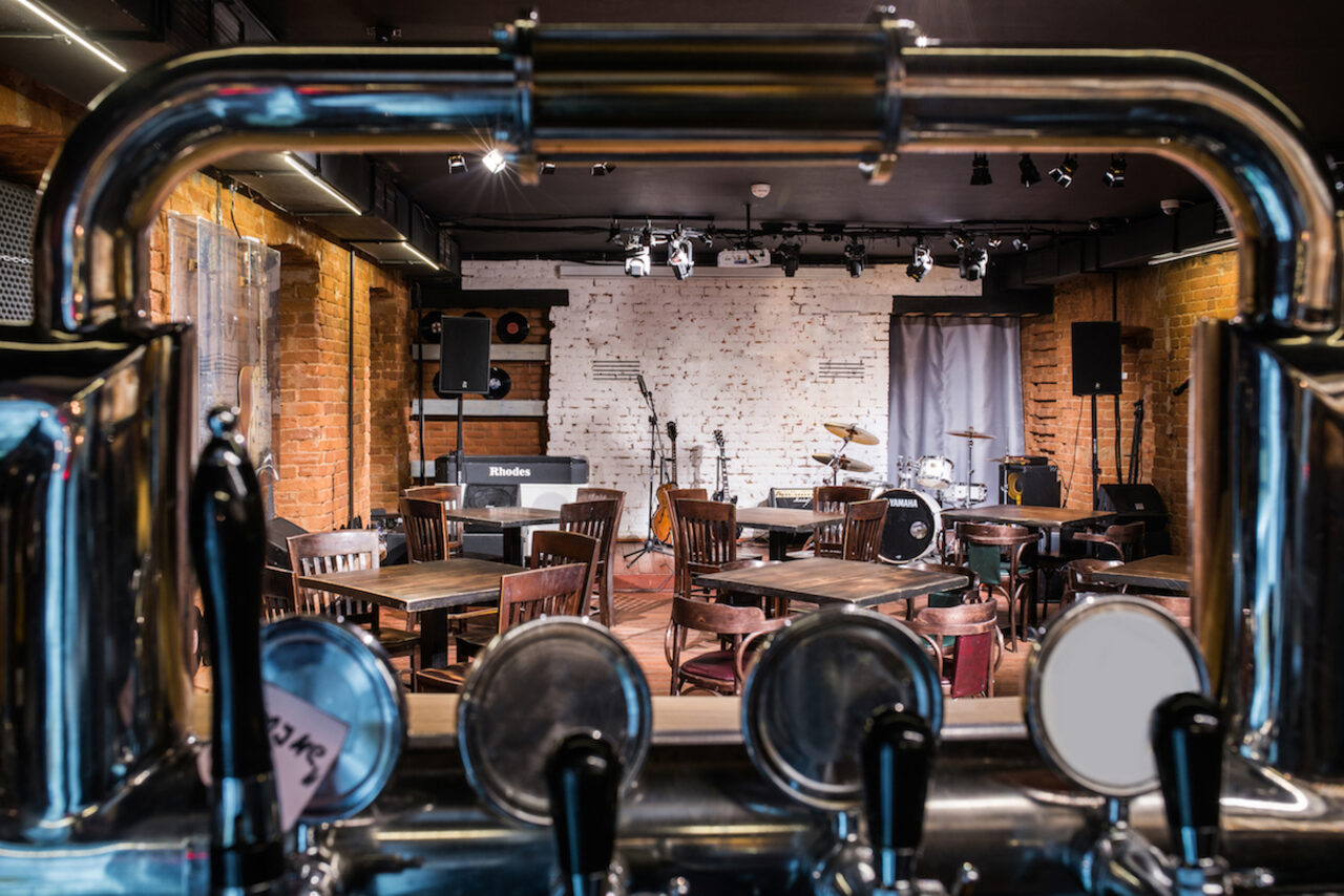 Арендовать Kontora Grill Pub. Лофт-бар со сценой