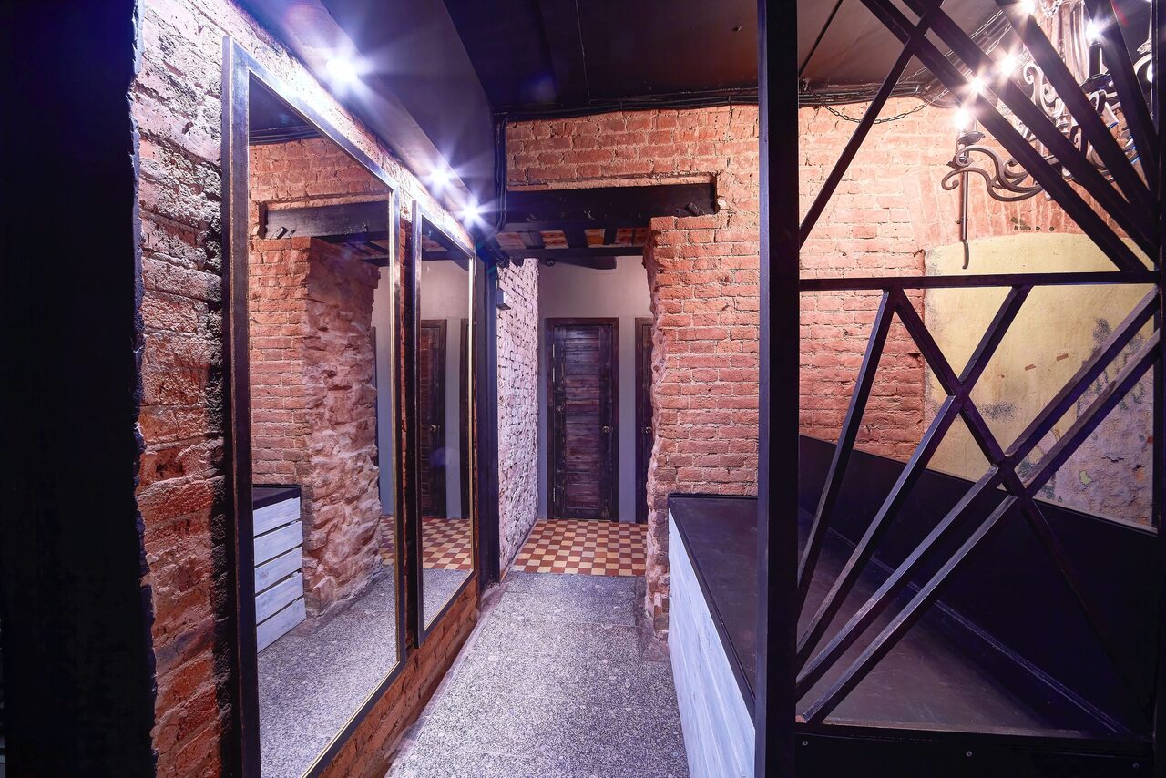 Арендовать Kontora Grill Pub. Лофт-бар со сценой