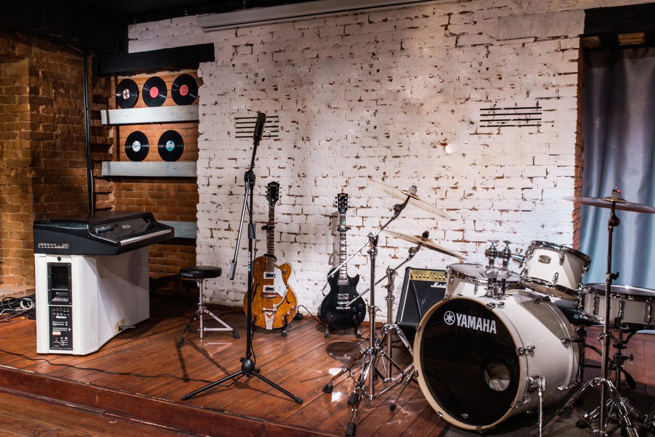 Арендовать Kontora Grill Pub. Лофт-бар со сценой