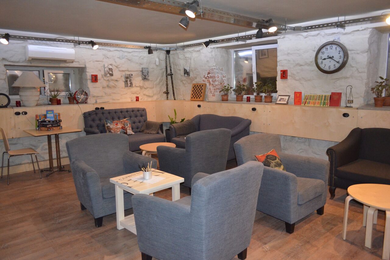 Арендовать антикафе Эксперт Ретро-лофт с диванчиками