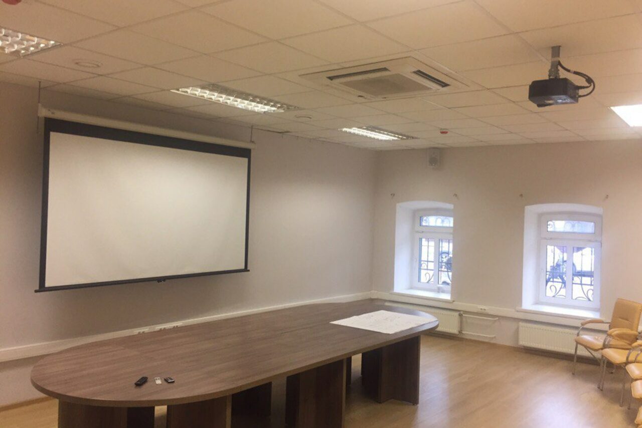 Арендовать Конференц-зал с овальным столом 