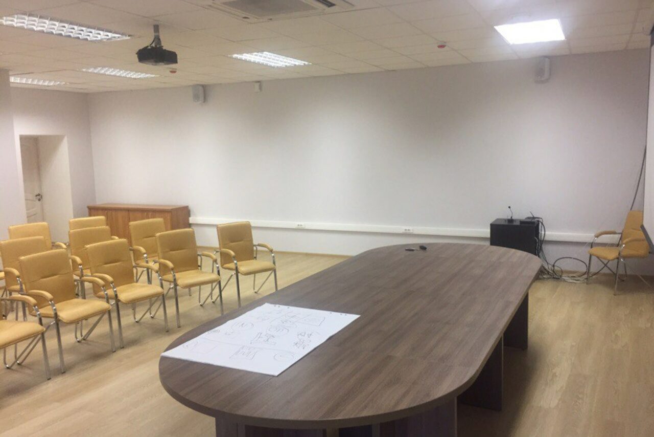 Арендовать Конференц-зал с овальным столом 