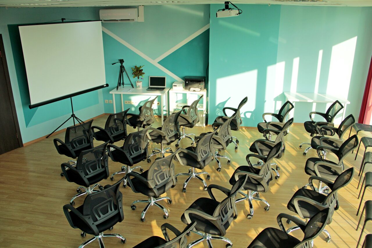 Арендовать Сдается Конференц-зал в центре Сочи от 1500 р/час.