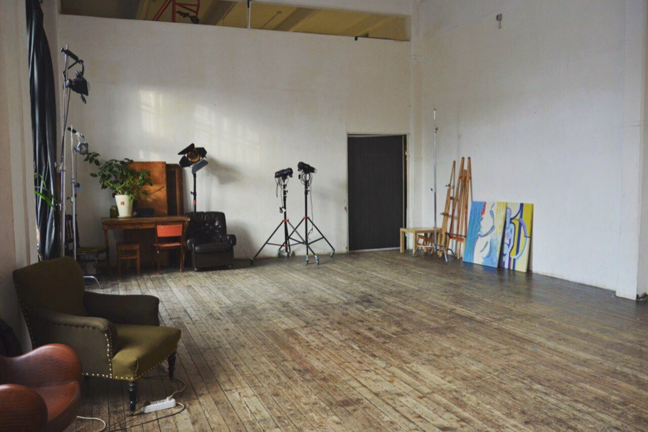 Арендовать Кирпичный лофт с большими окнами