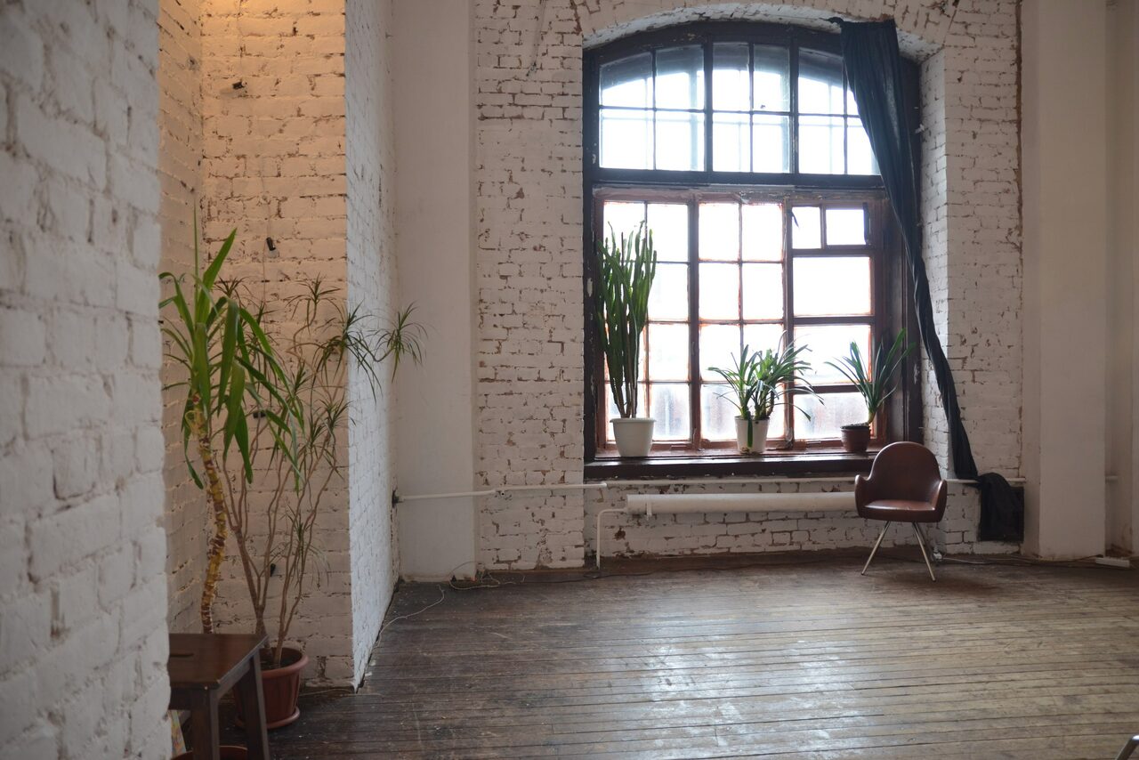 Арендовать Кирпичный лофт с большими окнами