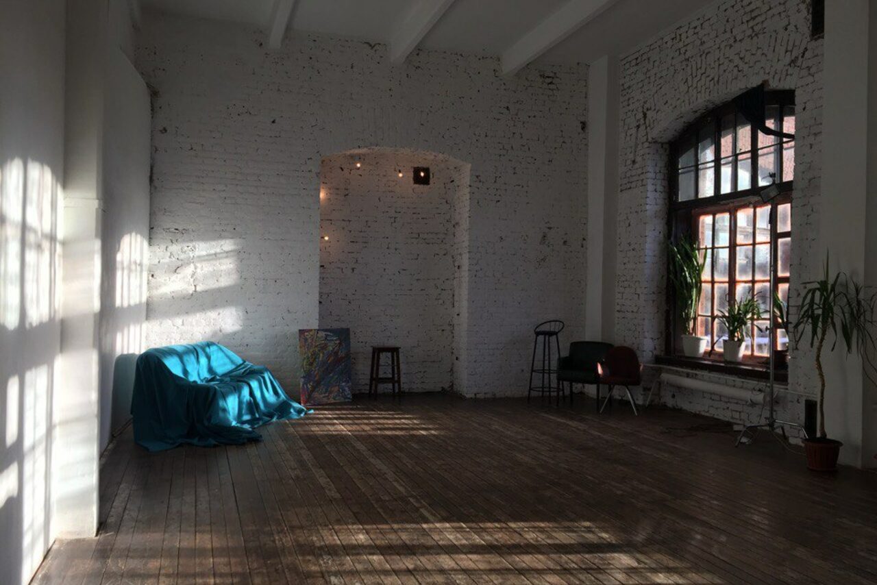 Арендовать Кирпичный лофт с большими окнами