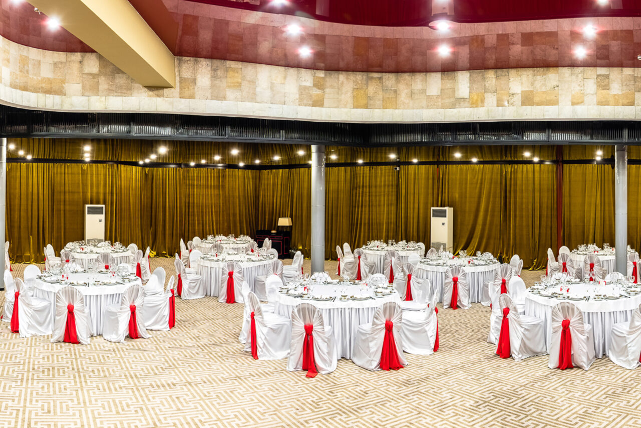 Арендовать Большой ресторан Цинь Гигантский павильон 