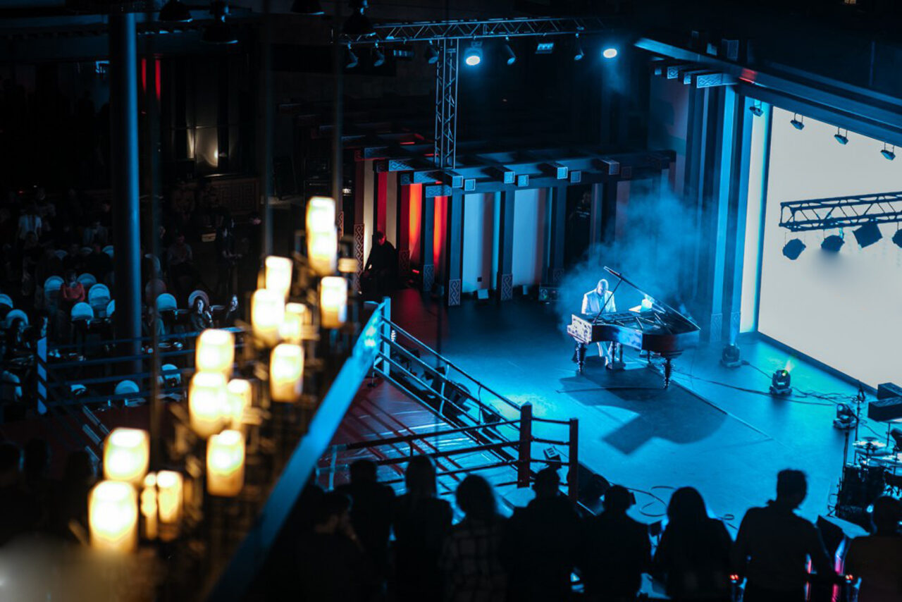 Арендовать Большой ресторан Цинь Гигантский павильон 