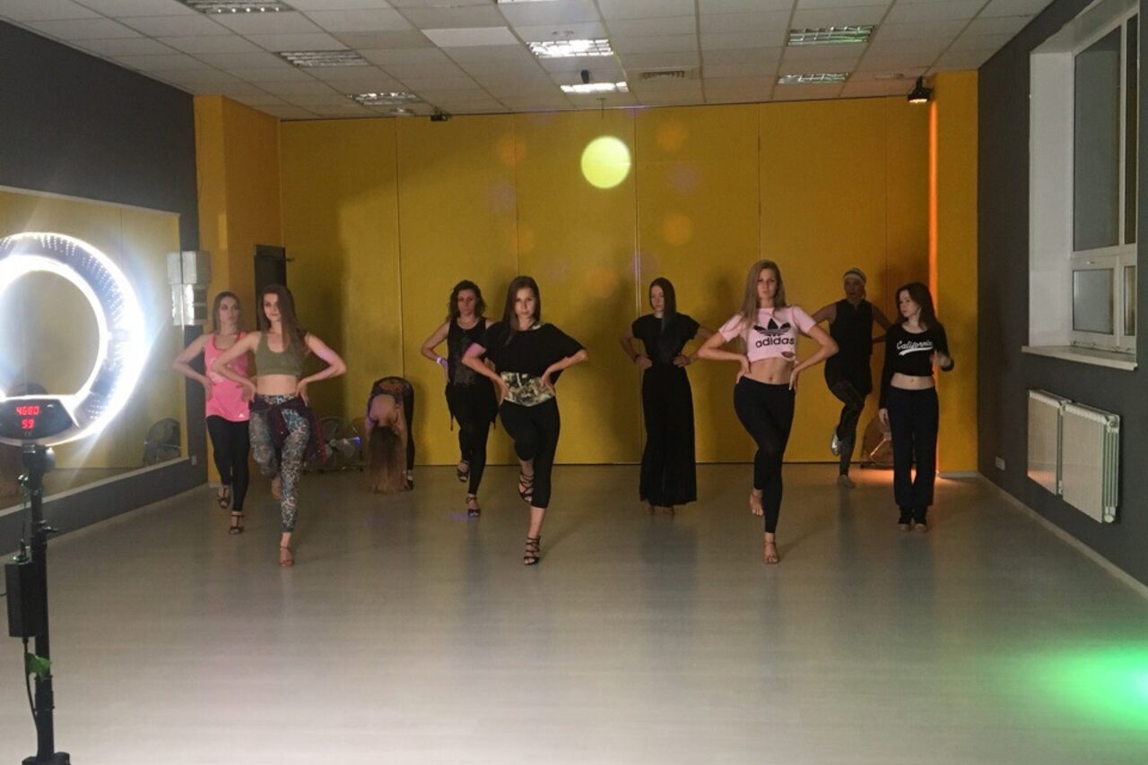 Арендовать Яркий зал для танцев и вечеринок