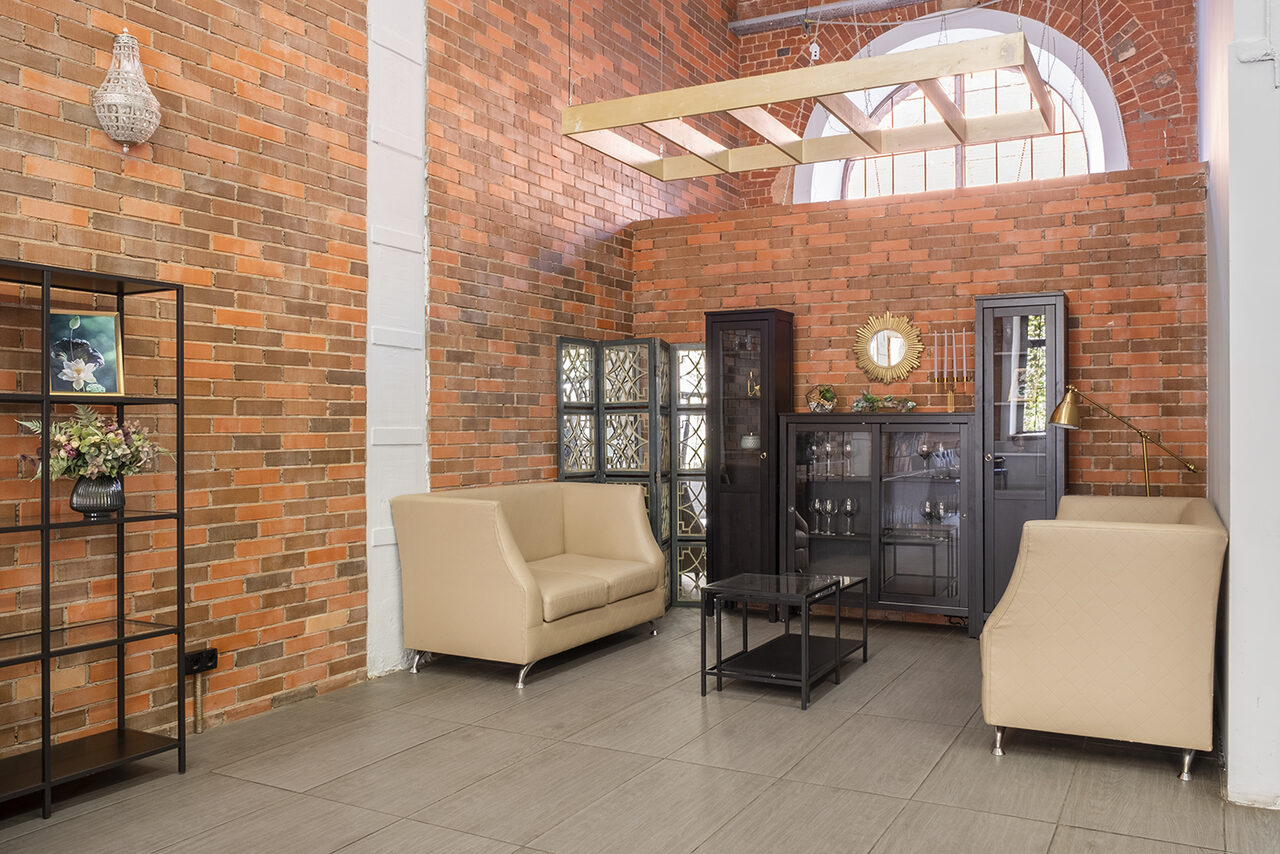 Арендовать Кирпичный лофт с большими окнами