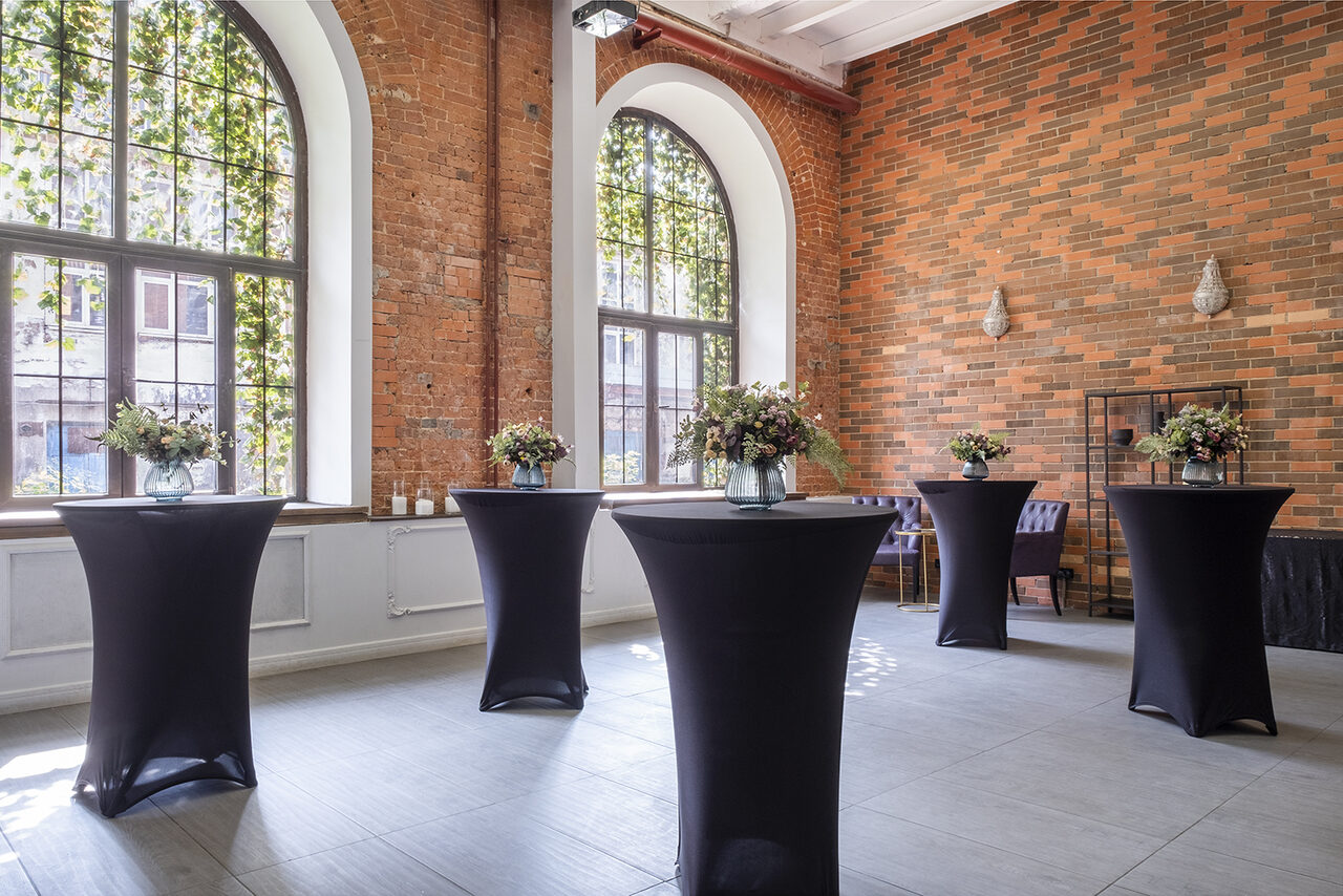 Арендовать Кирпичный лофт с большими окнами