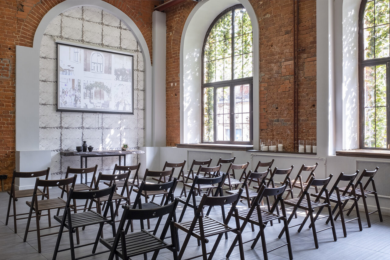 Арендовать Кирпичный лофт с большими окнами