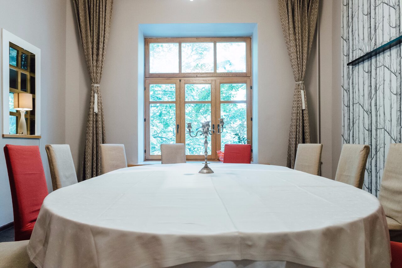 Арендовать кафе "Я Дома" Зал с овальным столом