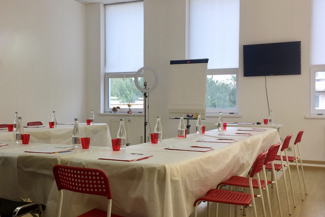 Арендовать Зал с гримерными зеркалами и кушетками