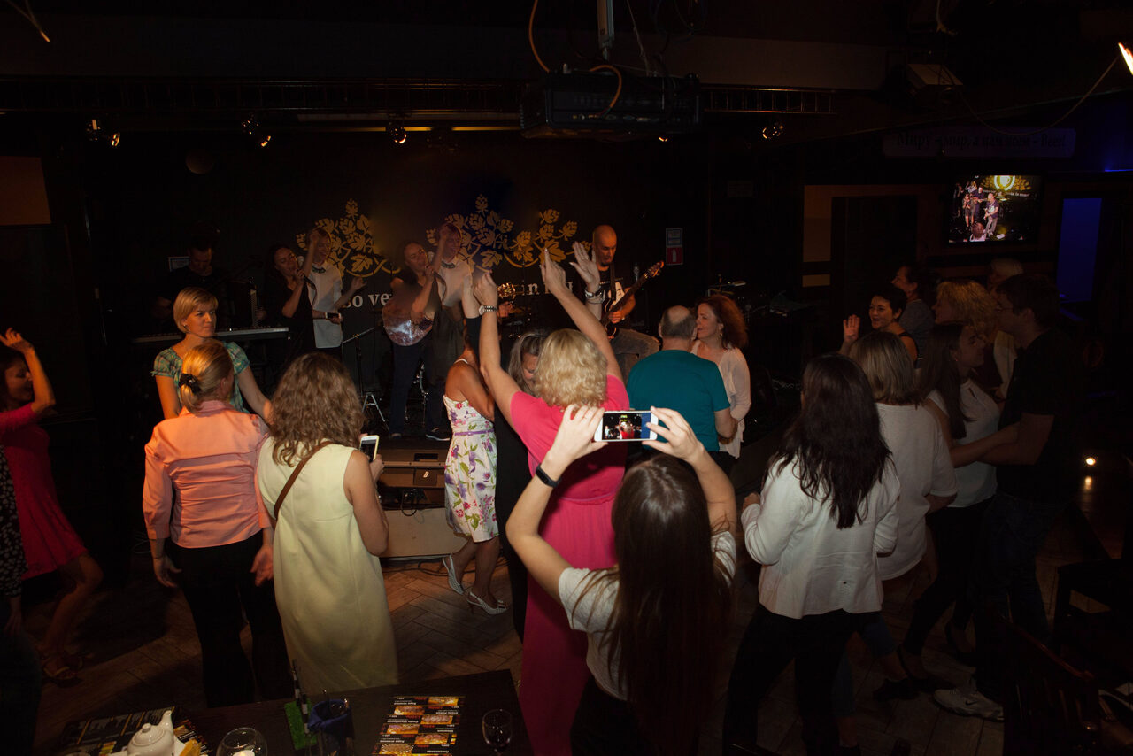 Арендовать Зал со сценой и танцполом