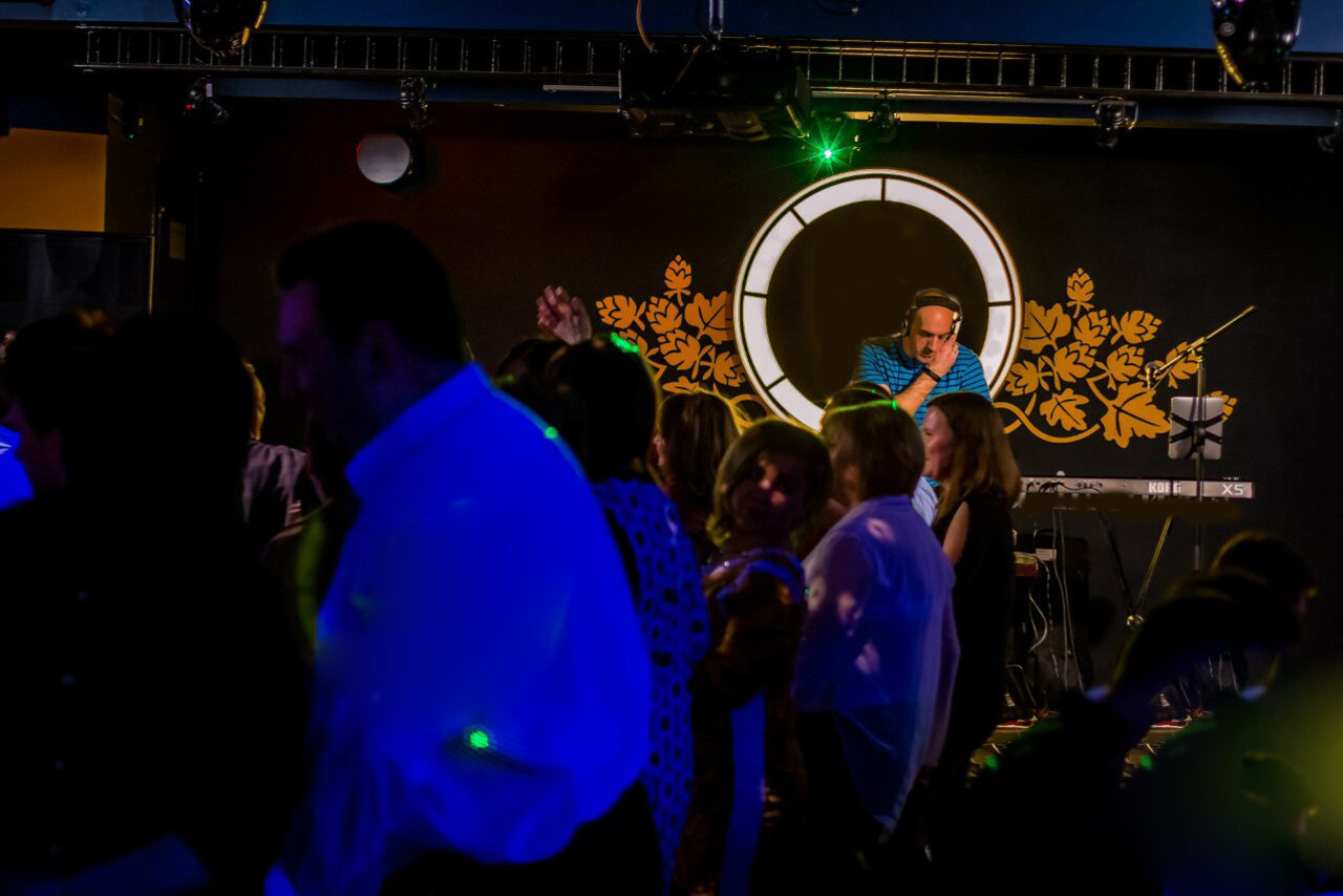 Арендовать Зал со сценой и танцполом