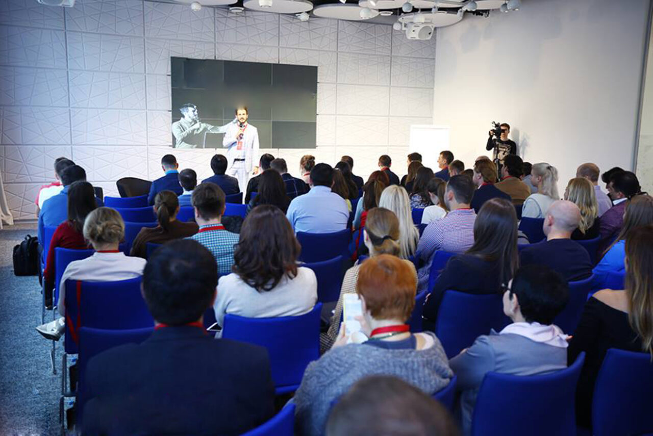 Арендовать Newsroom Конференц-зал с дизайнерским потолком