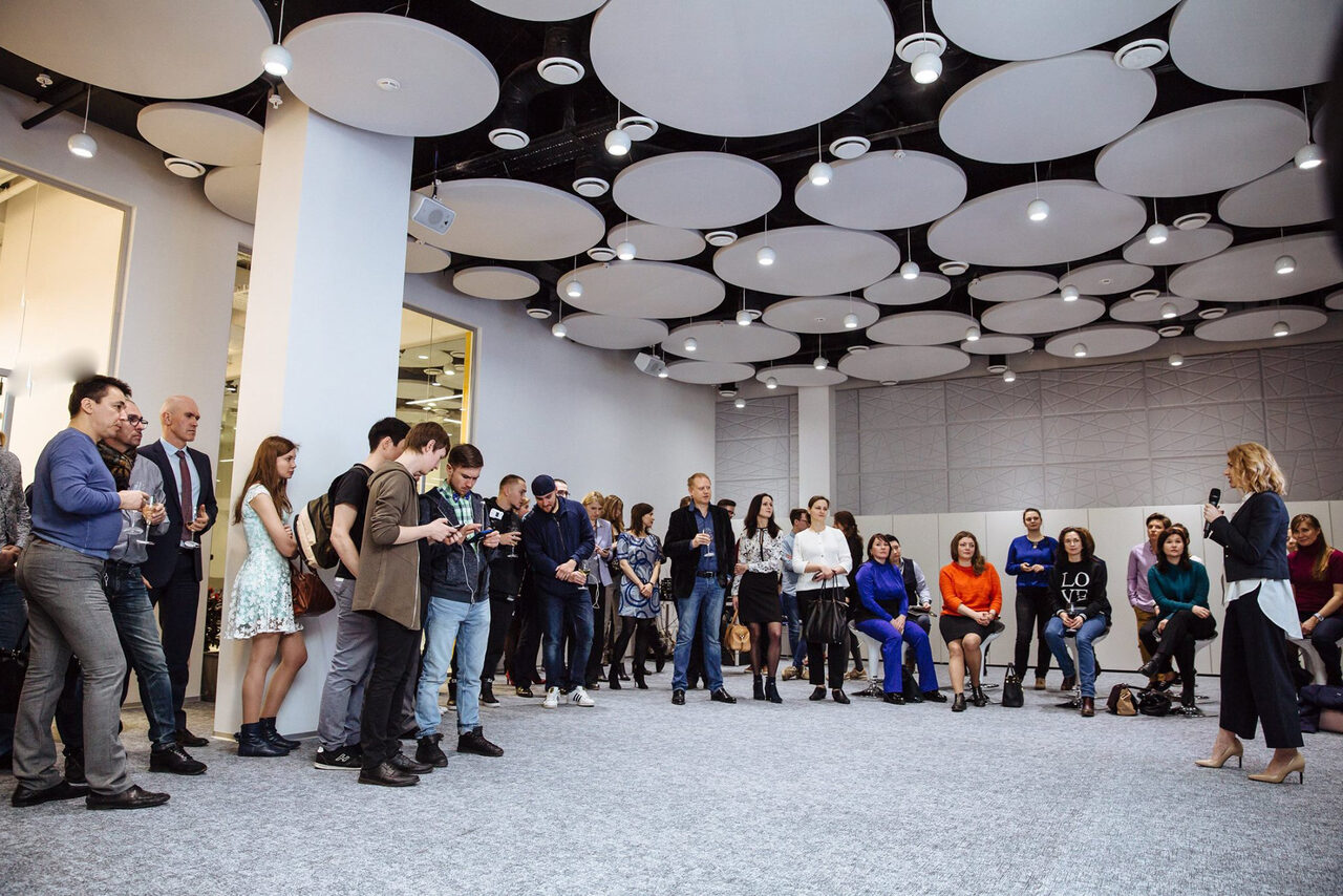 Арендовать Newsroom Конференц-зал с дизайнерским потолком