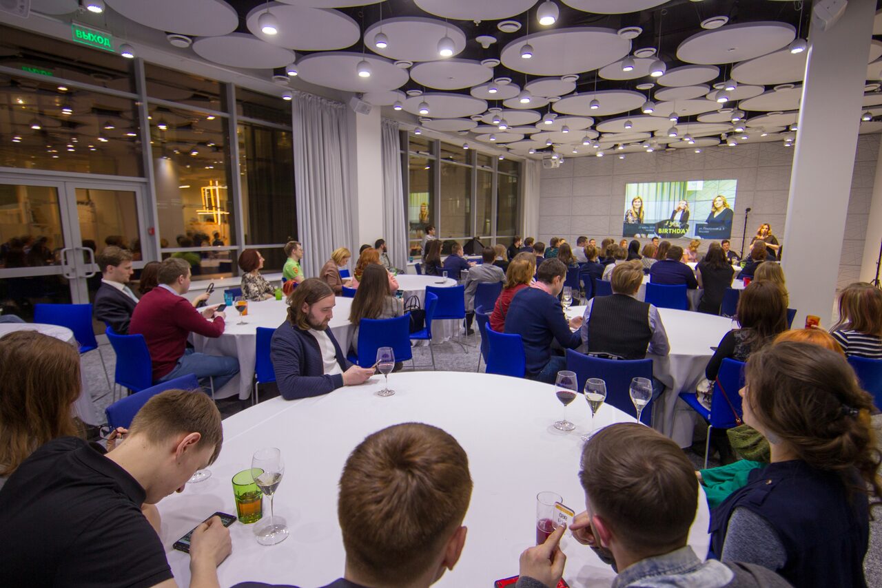 Арендовать Newsroom Конференц-зал с дизайнерским потолком