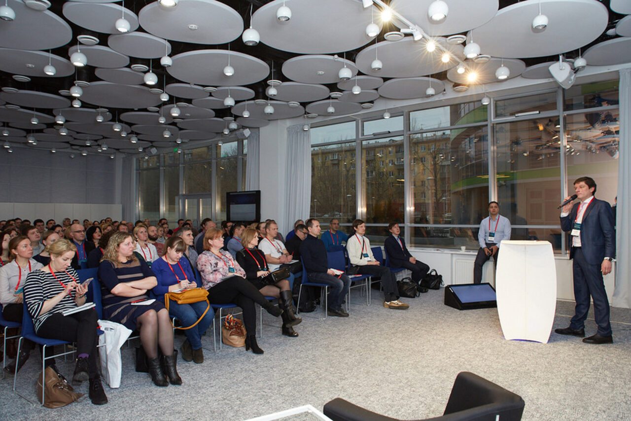 Арендовать Newsroom Конференц-зал с дизайнерским потолком