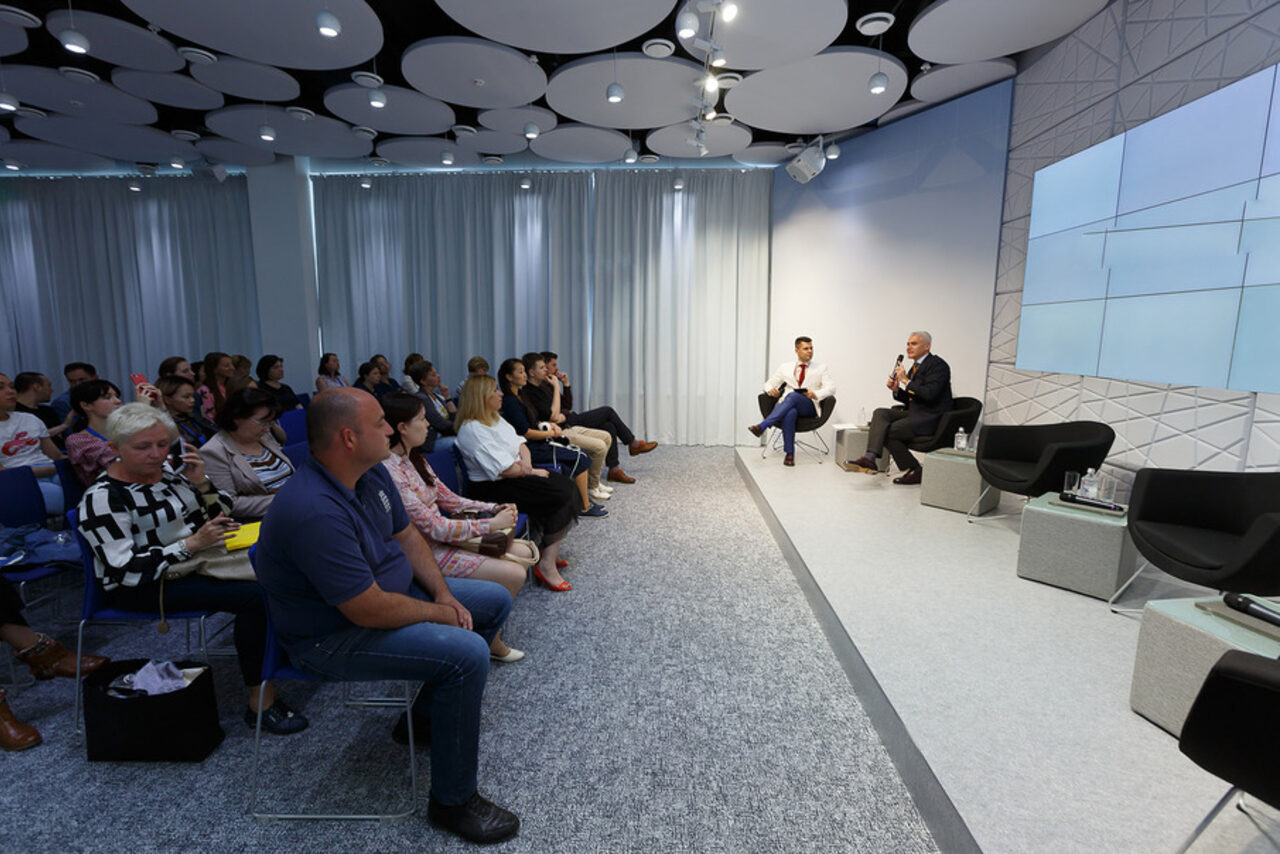 Арендовать Newsroom Конференц-зал с дизайнерским потолком