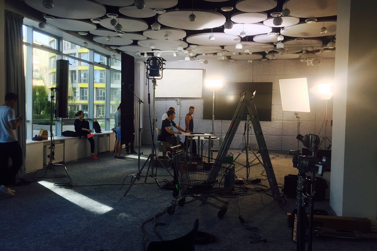 Арендовать Newsroom Конференц-зал с дизайнерским потолком