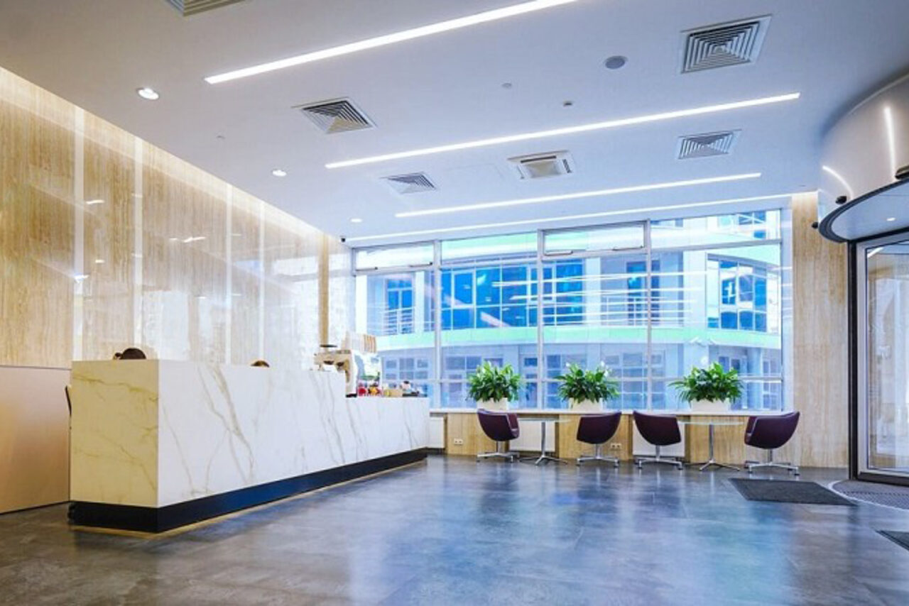 Арендовать Newsroom Конференц-зал с дизайнерским потолком