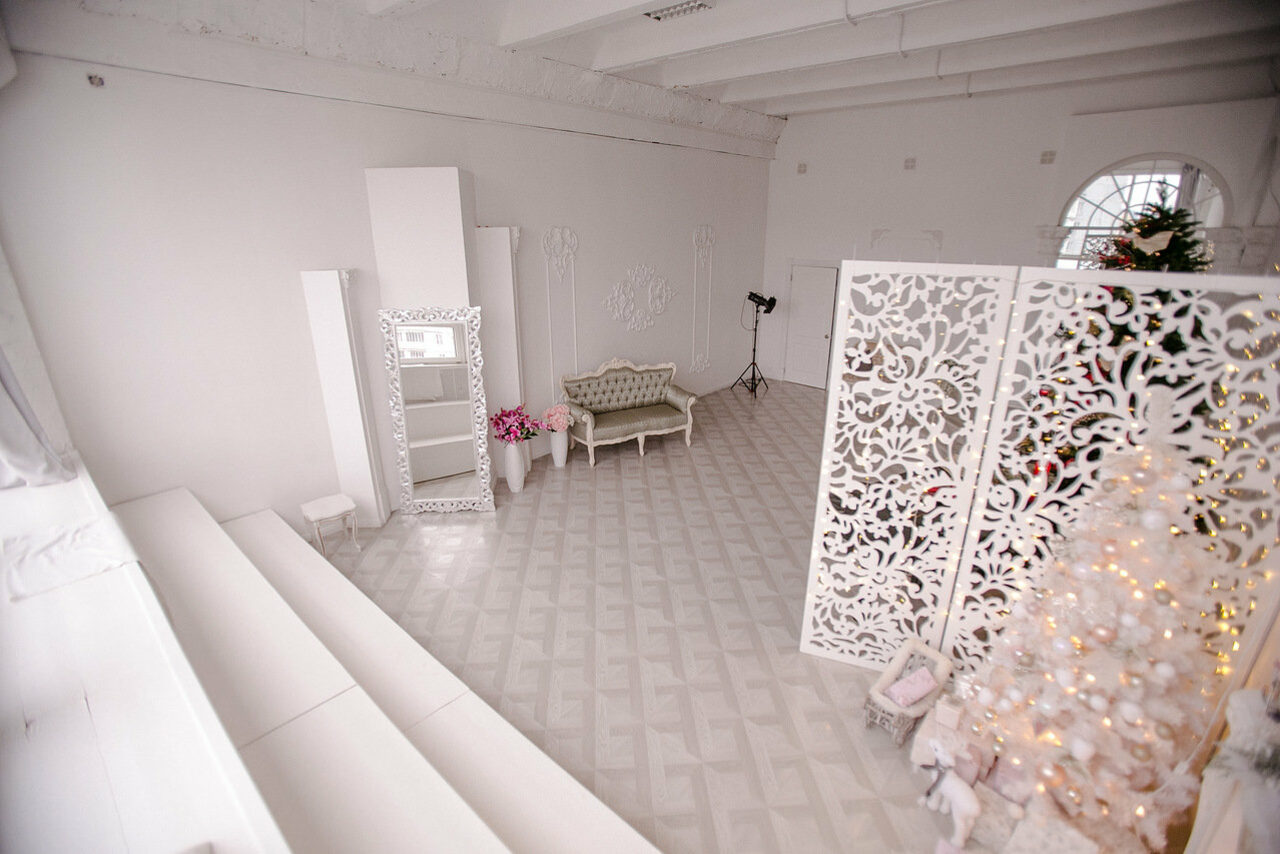 Арендовать Фотостудия Zoom-Room Зал с подиумом и роялем