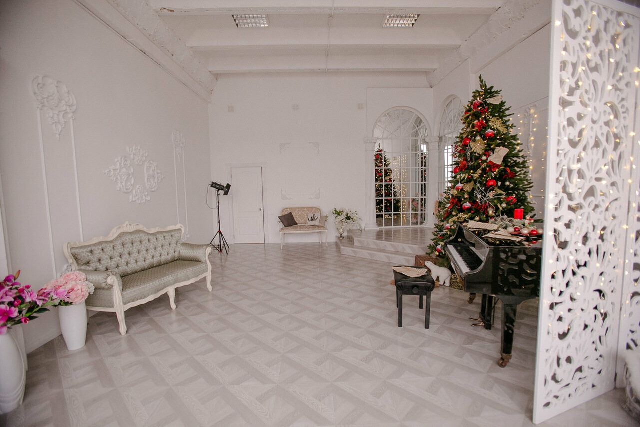 Арендовать Фотостудия Zoom-Room Зал с подиумом и роялем