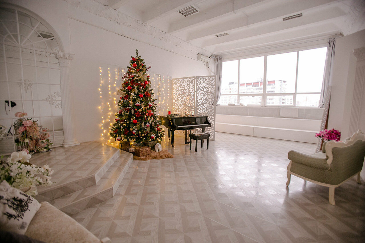 Арендовать Фотостудия Zoom-Room Зал с подиумом и роялем