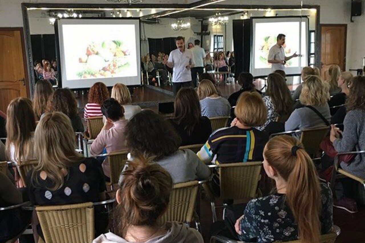 Арендовать Gold&Dance Зал-лофт для конференций и тренингов 