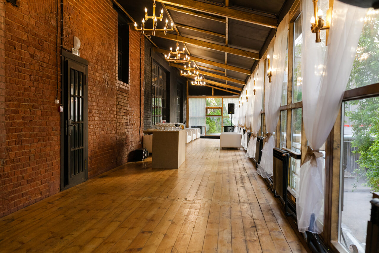 Арендовать Gold&Dance Лофт-пространство со стеклянными стенами