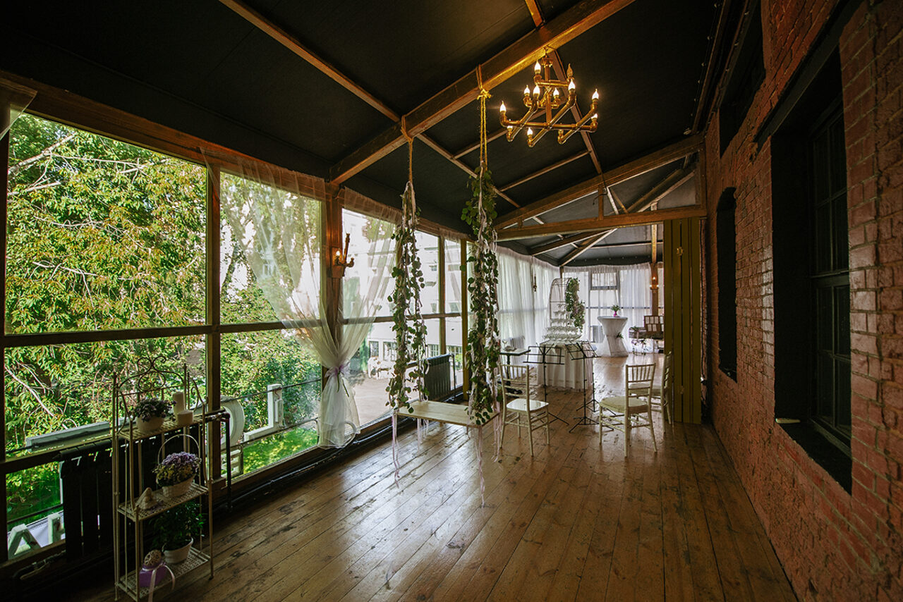 Арендовать Gold&Dance Лофт-пространство со стеклянными стенами