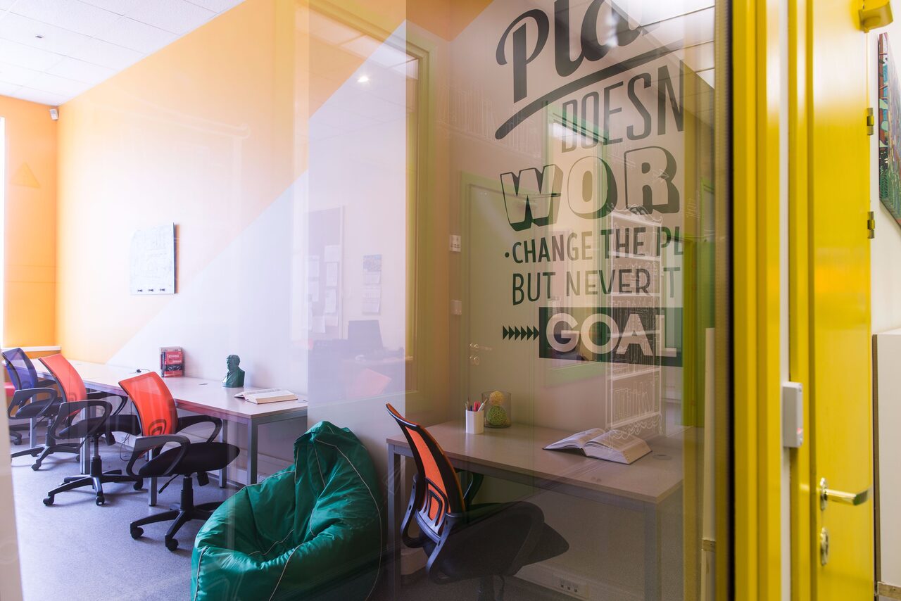 Арендовать GrowUp коворкинг. Дизанерский конференц-зал