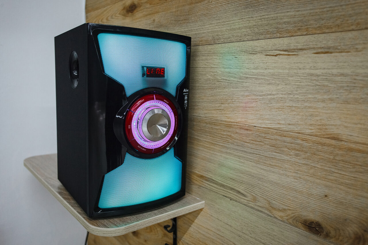 Арендовать Gold&Dance Лофт с лампами на стене для тренингов