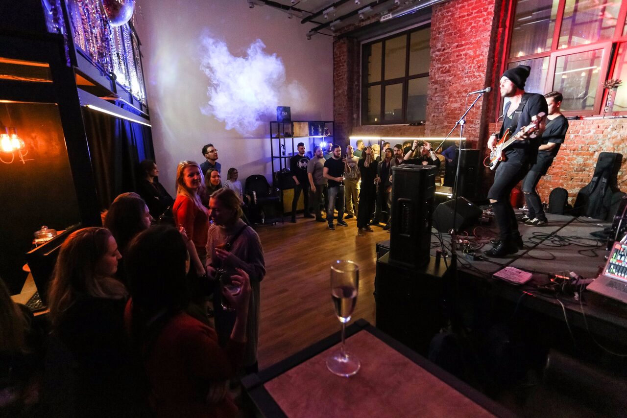 Арендовать Cut'n'Shout. Модный лофт со сценой 