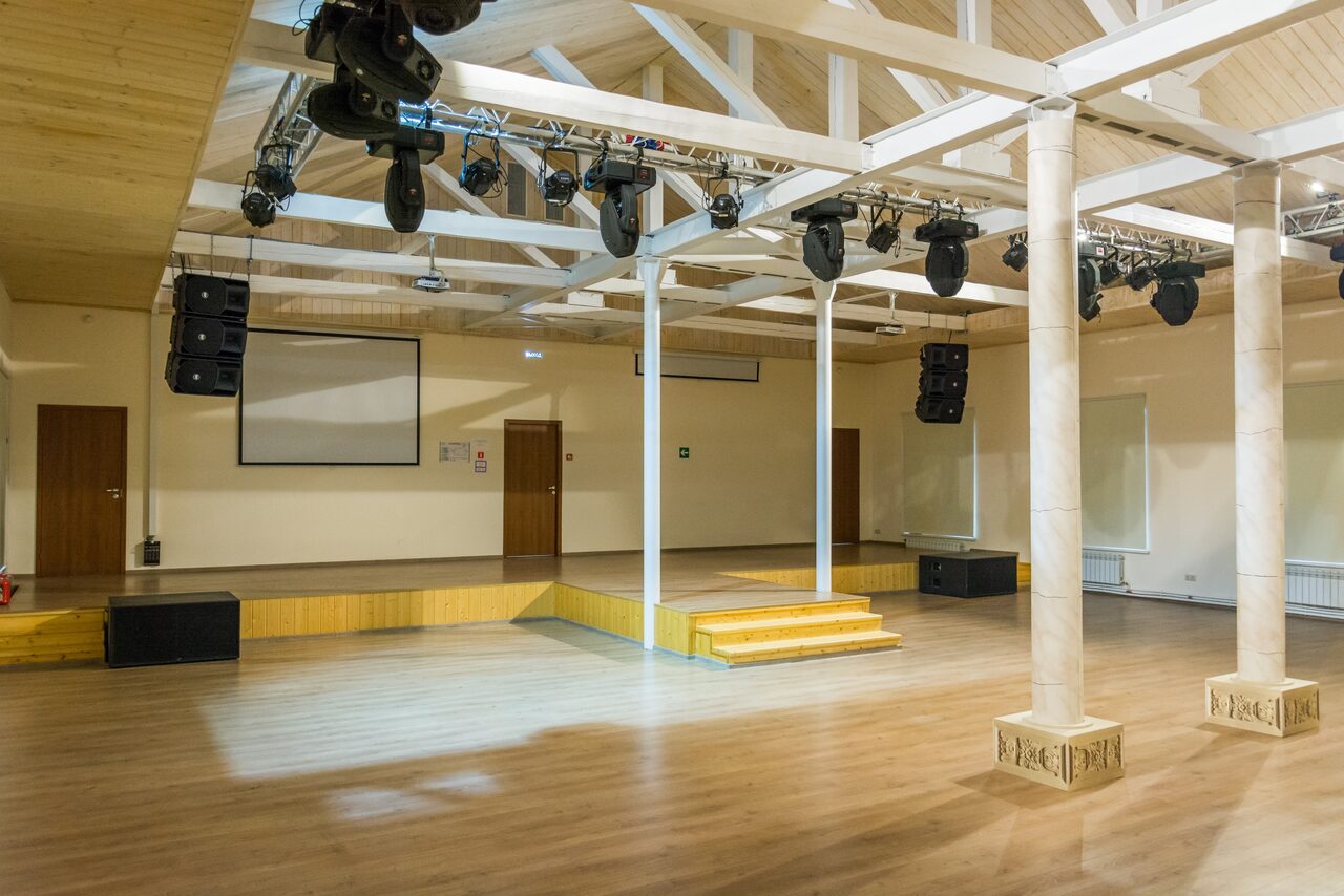 Арендовать Светлое арт-пространство с колоннами