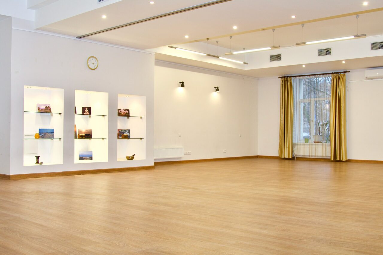 Арендовать Светлый универсальный зал-трансформер